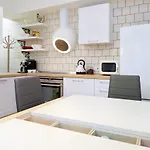 Town Hall Apartment *
