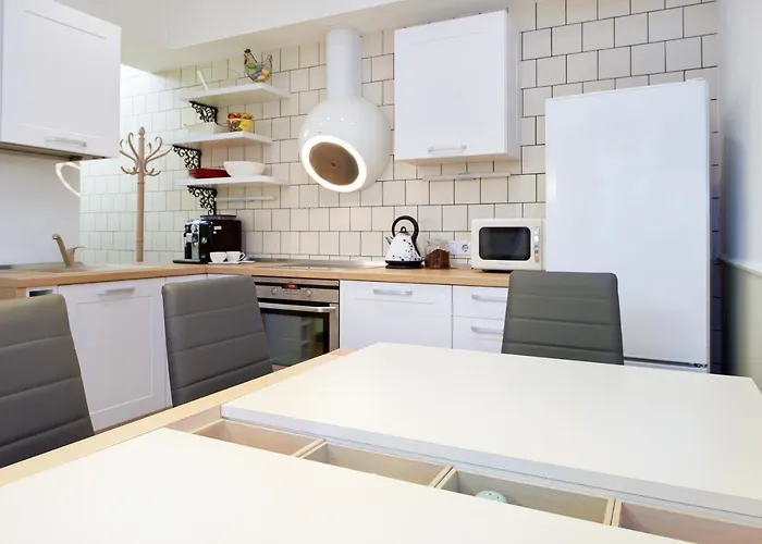 Town Hall Apartment *